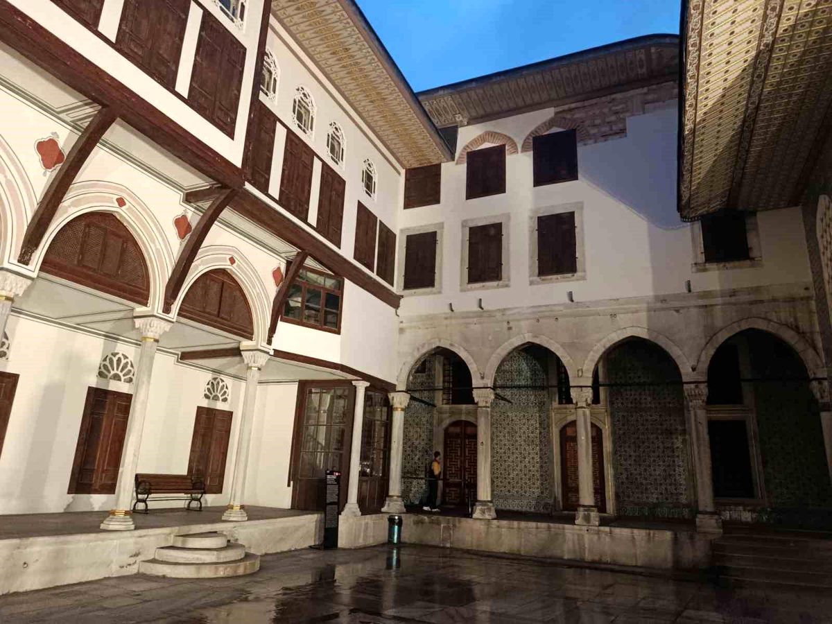 Topkapı Sarayı\'nın Gece Ziyareti Başladı