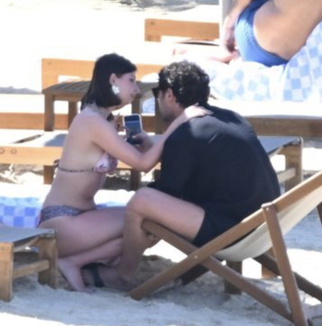 TRT dizisinde rol alan isimler, dudak dudağa yakalandı