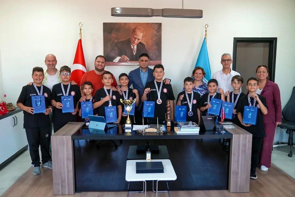 Türkiye üçüncüsü halk oyunları ekibinden Başkan Acar\'a ziyaret