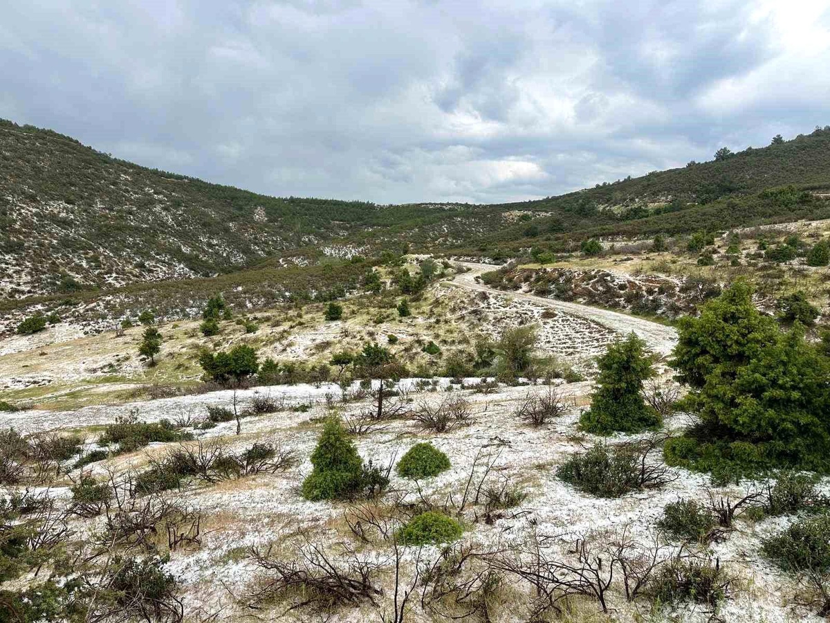 Uşak\'ta Dolu Yağışı Kısa Süreli Beyaz Manzara Yarattı