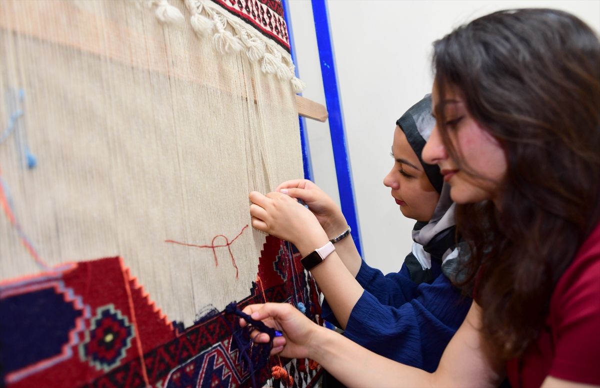 Van\'daki Kilim Motifleri Geleceğe Taşınıyor