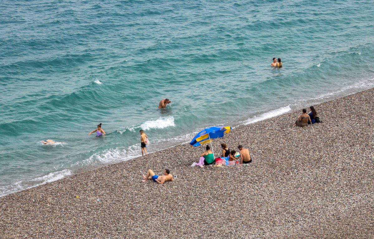 Antalya\'da Sıcak Havada Yağmur Sürprizi