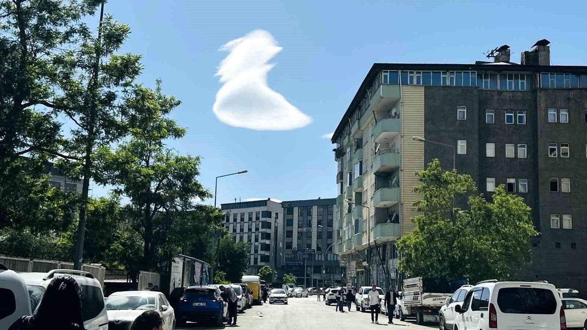 Yüksekova\'da Nadir Merceksi Bulutlar Görüldü
