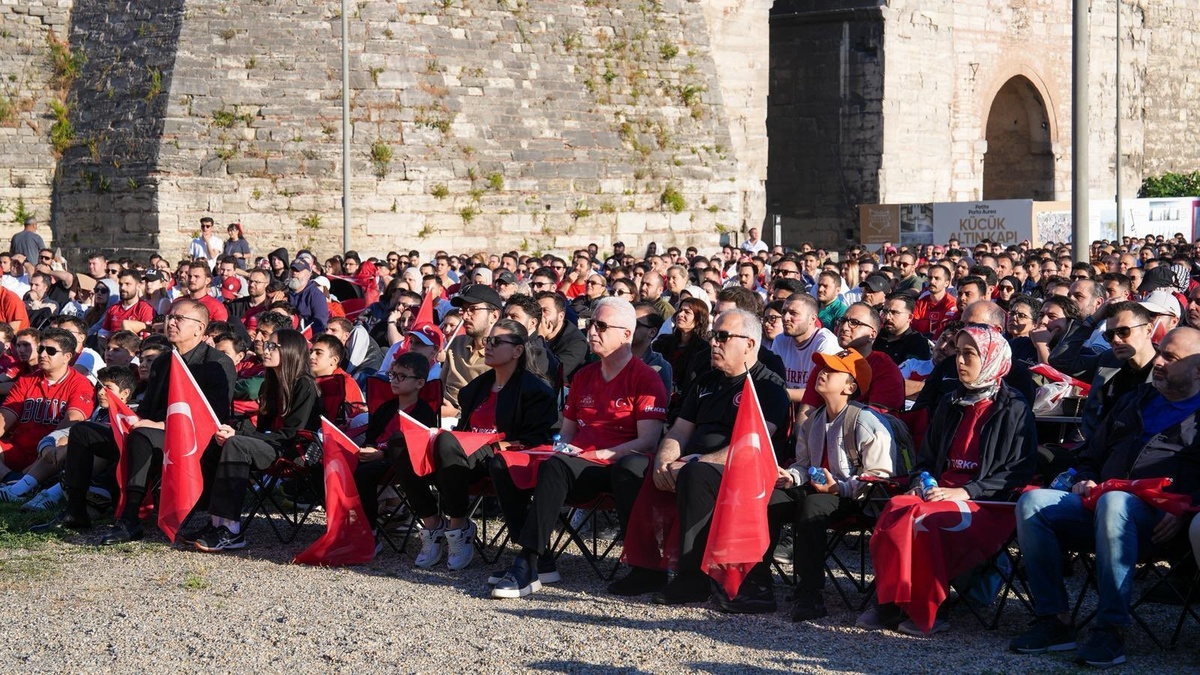 Yedikule Hisarı\'nda A Milli Maçı Keyfi