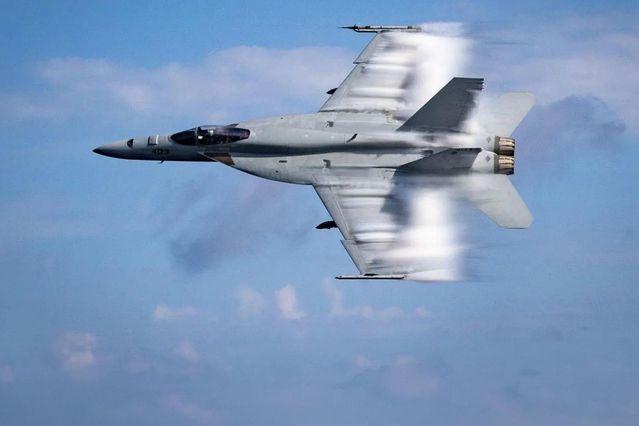ABD’de savaş uçağı düştü: Pilot yara almadan kurtuldu