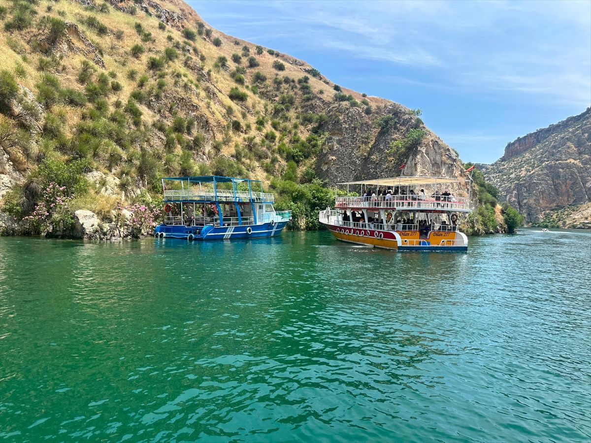 Sürüklenen Teknedeki 40 Kişi Kurtarıldı