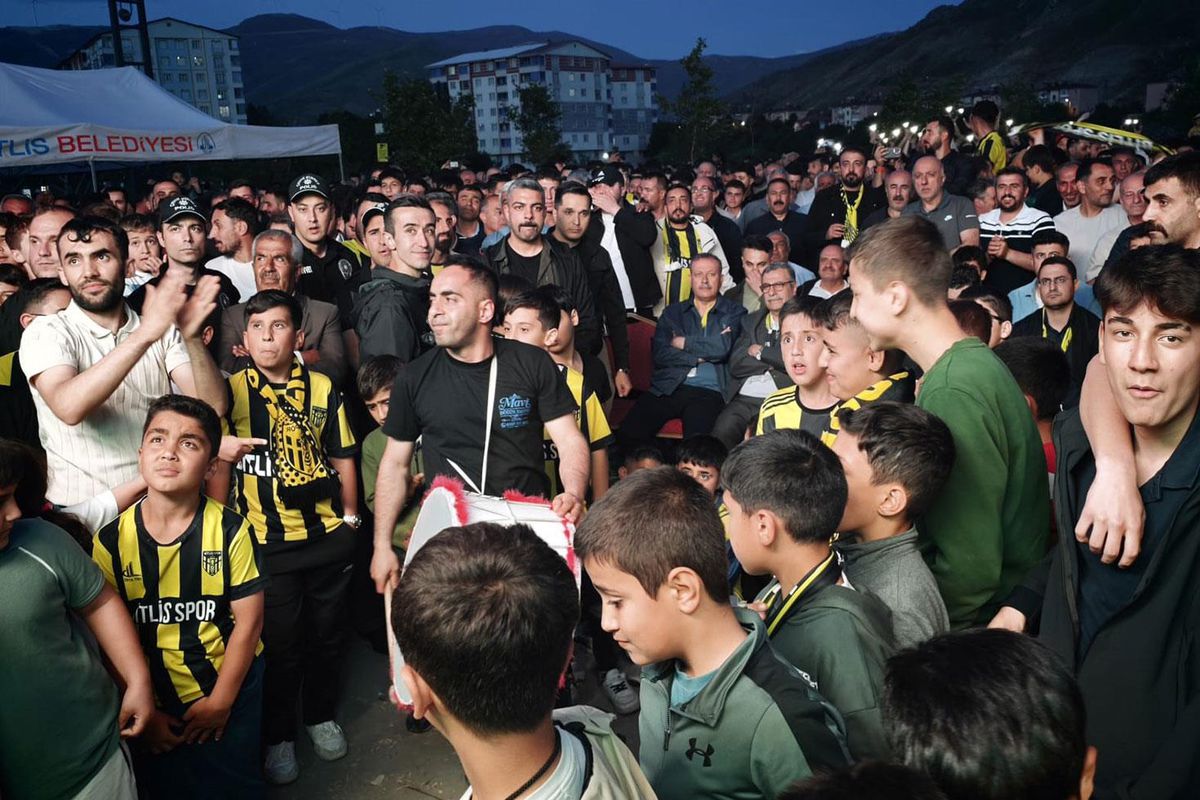 Bitlis Spor, 3\'üncü Lig\'e yükseldi, taraftarlar sokağa döküldü