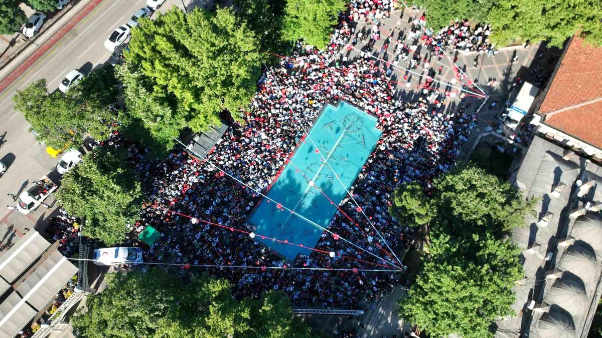 Bursa\'da meydanlara kurulan dev ekranlarda Dünya Kupası heyecanı yaşandı