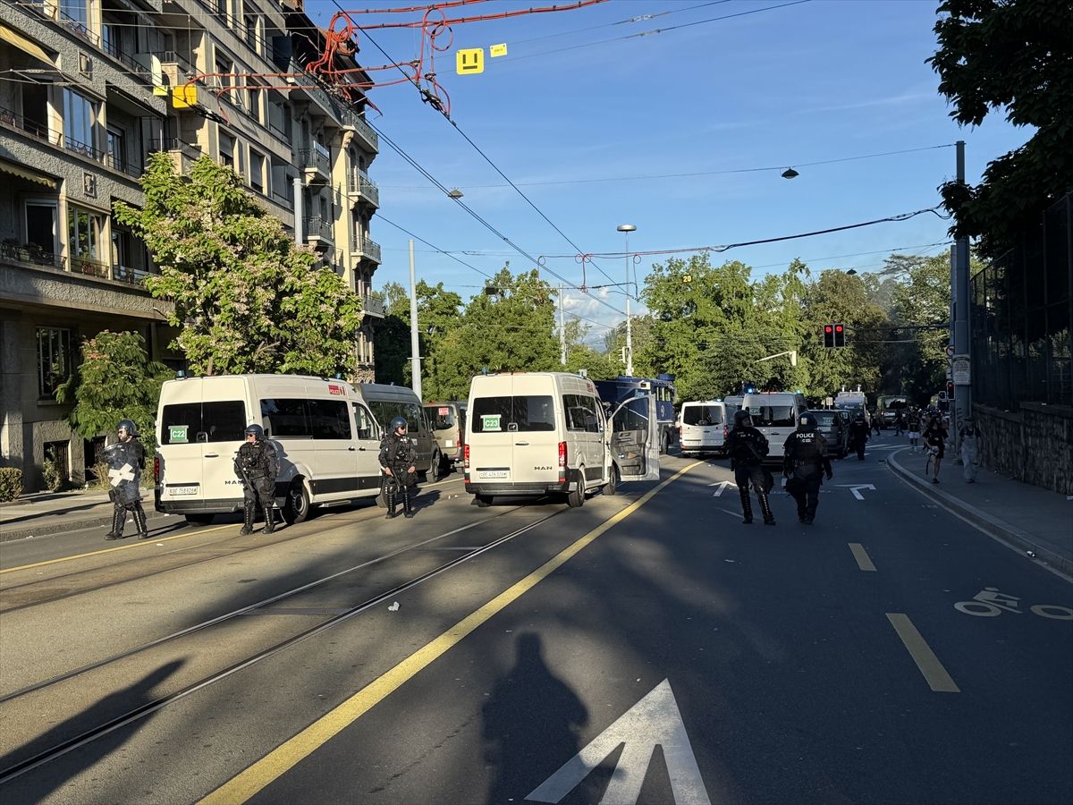 G7 Zirvesi Karşıtı Gösteri Cenevre\'de Patlak Verdi