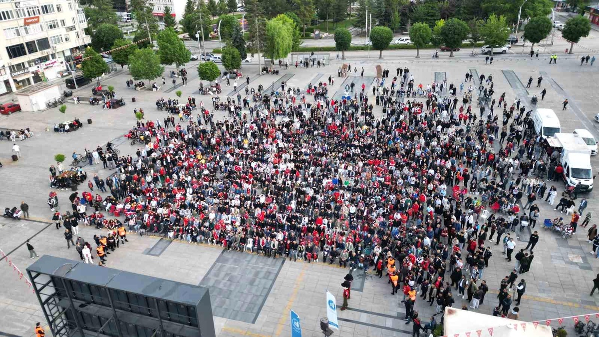 Çorum\'da yüzlerce vatandaş A Milli Futbol Takımı\'nı birlikte destekledi