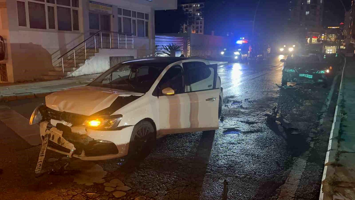 Elazığ\'da Trafik Kazası: 3 Yaralı