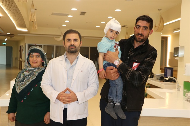 Erzurum’da 3 Yaşındaki Çocuğa Biyonik Kulak Ameliyatı