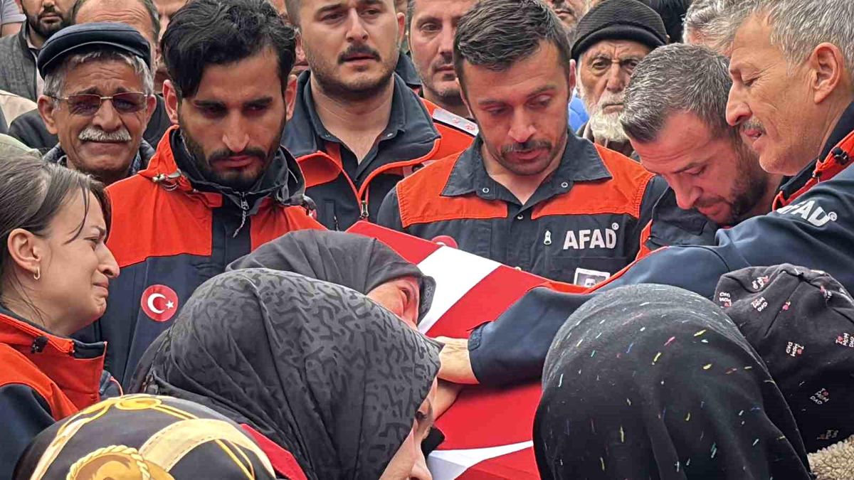Eşi tabutuna son kez sarıldı, babası namazını kıldırdı: AFAD personeline hüzünlü veda