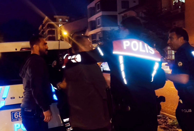 Falçatayla kızını kaçıran kişinin kulağını kesip, kopardı