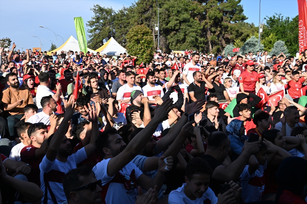 Futbol Sevinci: Dev Ekranda Dünya Kupası Coşkusu