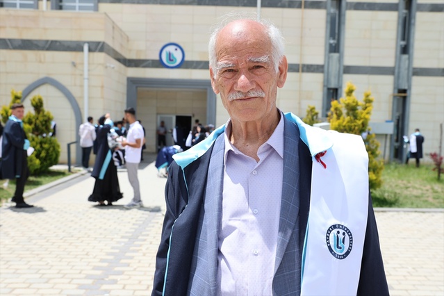 75 Yaşında Üniversite Mezunu Oldu