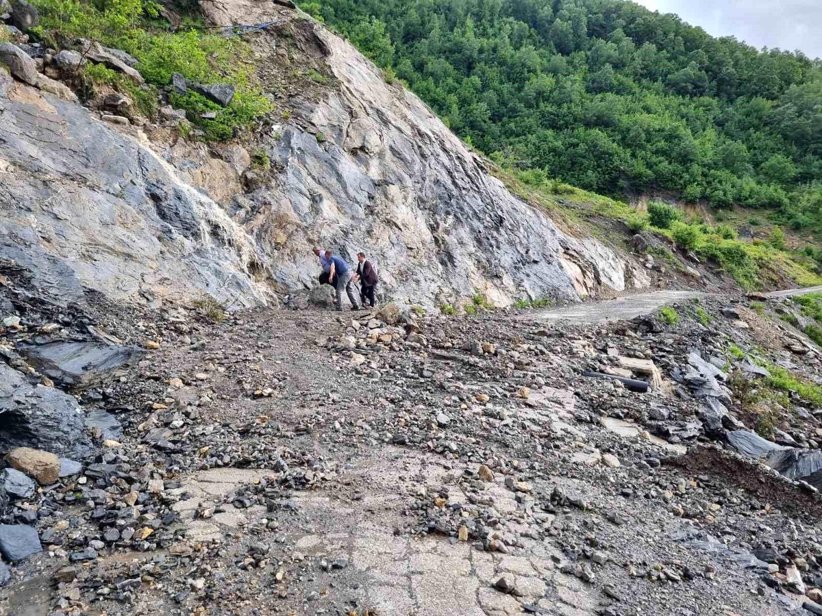 Heyelan nedeniyle kapanan köy yolunda vatandaşlar halatlarla karşıya geçti