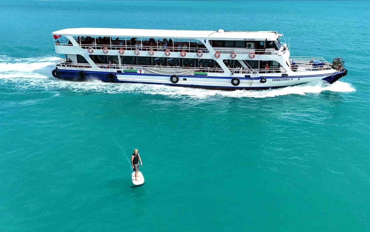 İstanbul Boğazı\'nda Elektrikli Sörf Keyfi