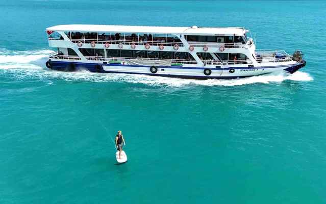 İstanbul Boğazı’nda Elektrikli Sörf Keyfi