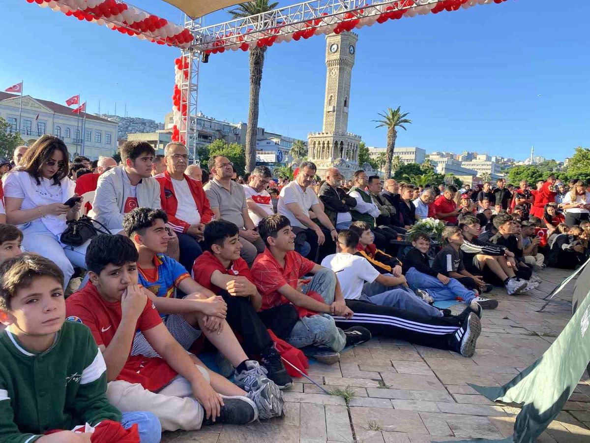 İzmir\'de milli heyecan meydanlara taştı: Dev ekranda Dünya Kupası coşkusu