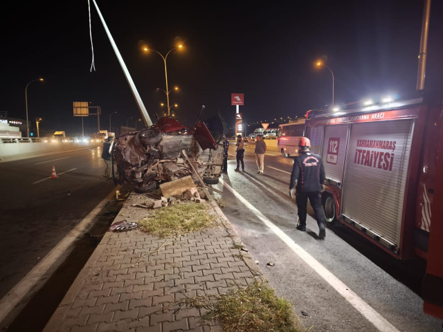 Kahramanmaraş'ta otomobil direğe çarptı: 1'i ağır 2 yaralı