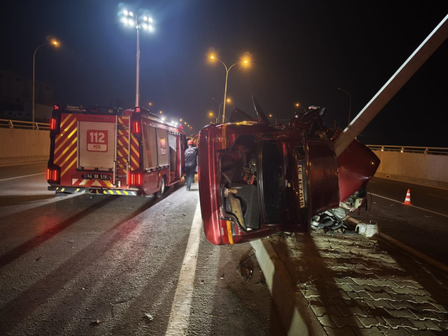 Kahramanmaraş'ta otomobil direğe çarptı: 1'i ağır 2 yaralı