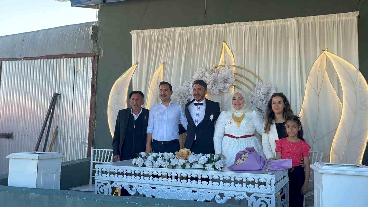 Kaymakam Demirtaş, Düğünde Gelekçi Ailesini Yalnız Bırakmadı