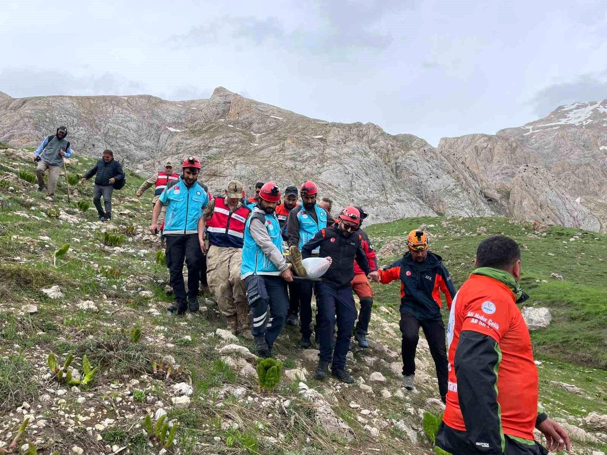 Tunceli\'de Düşen Şahıs, 5 Saatlik Kurtarma ile Kurtarıldı