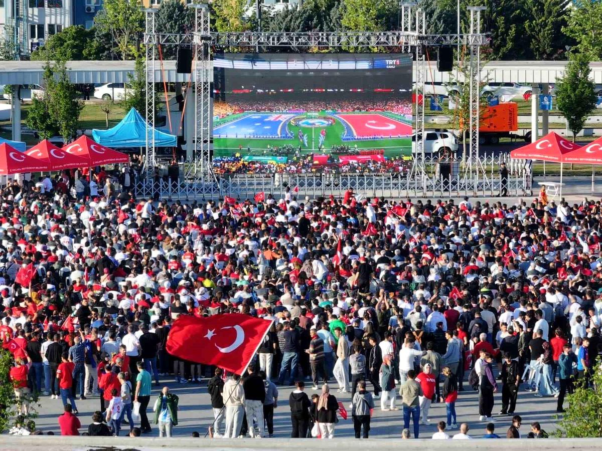 Kocaeli\'de binlerce kişi milli maçı dev ekranda izledi