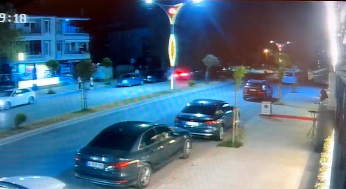 Kontrolden çıkan otomobil park halindeki araçlara çarptı: O anlar kamerada