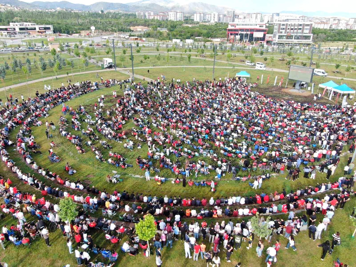 Malatyalılar milli heyecanı Yüzüncü Yıl Kent Parkı\'nda yaşadı