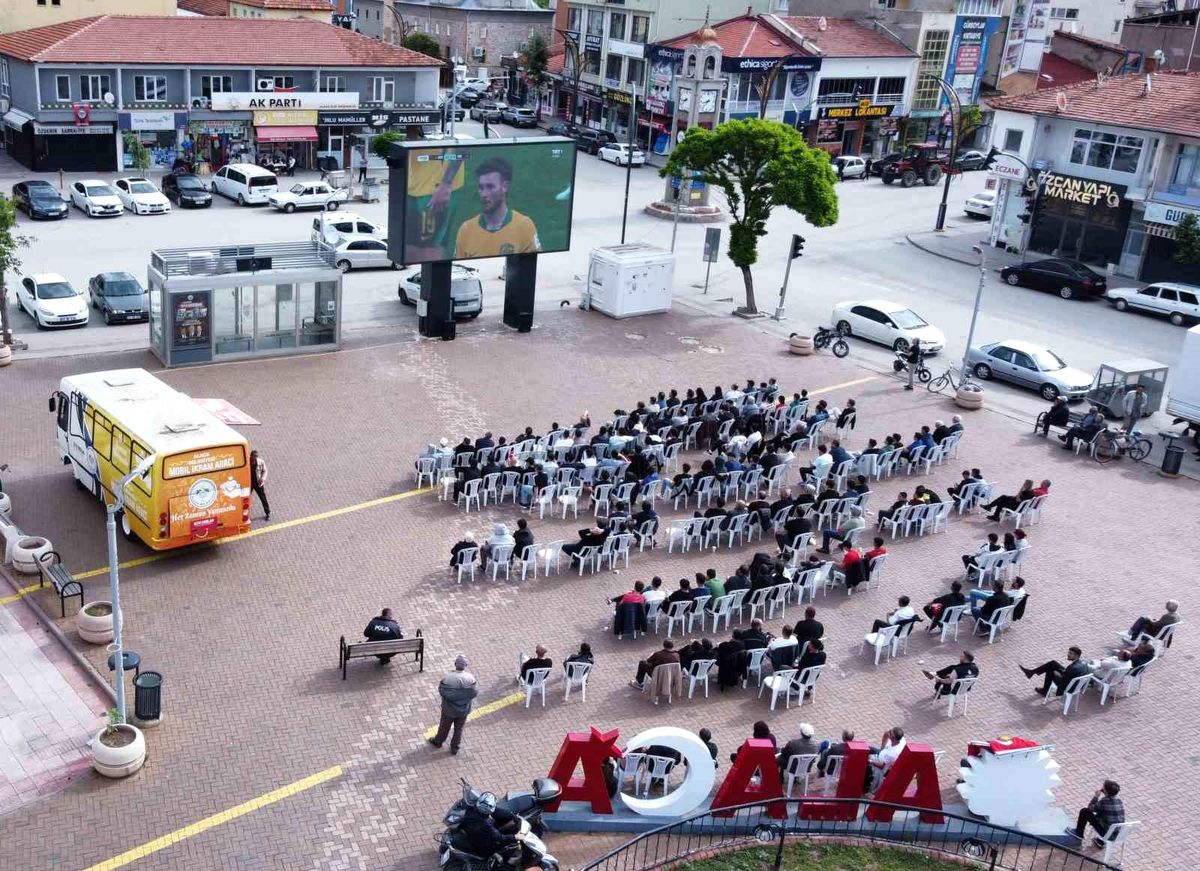 Milli maç heyecanı Alaca\'da dev ekranda yaşandı