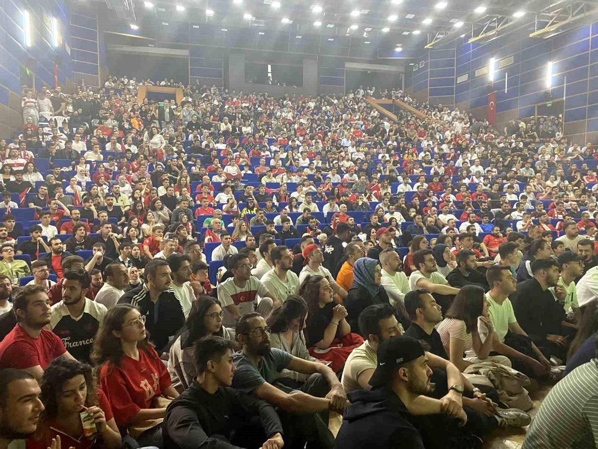 A Milli Takım'ın Ma&ccedil;ı Dev Ekranda İzleniyor