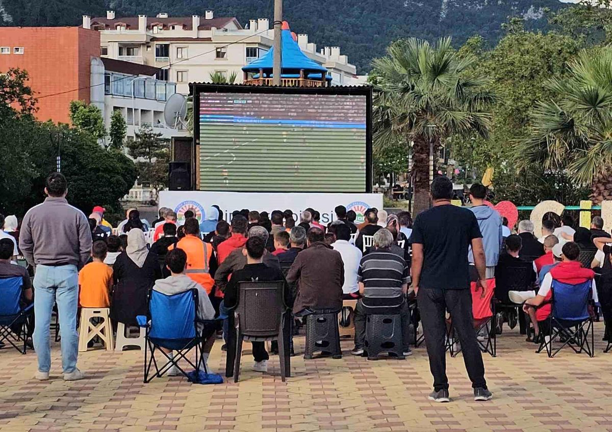 Milli maç heyecanı Kastamonu\'da dev ekranda yaşandı