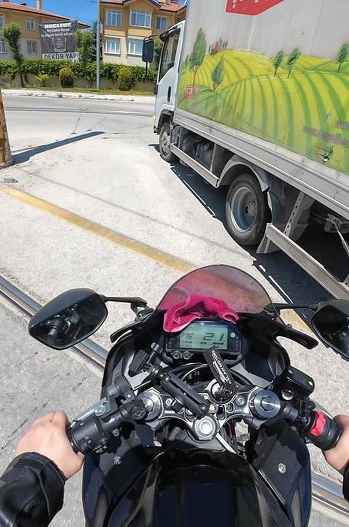 Motosiklet Sürücüsü Kılpayı Kurtuldu