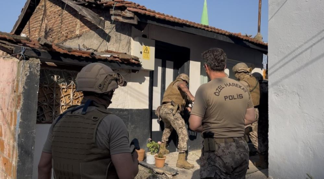 Özel harekat evi ablukaya aldı, yakalanınca