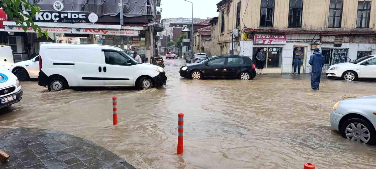 Salihli\'yi sağanak vurdu, çok sayıda ev ve iş yeri su altında kaldı