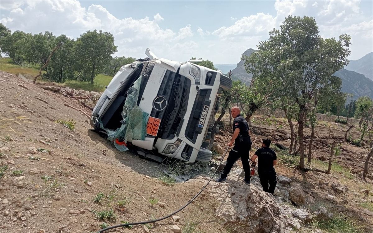 Şırnak\'ta Su Tankeri Devrildi, Sürücü Ağır Yaralı
