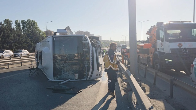 TEM Otoyolu'nda Trafik Kazası: Midibüs Devrildi, 12 Yaralı