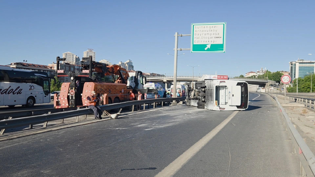 TEM Otoyolu'nda midibüs devrildi: 12 yaralı