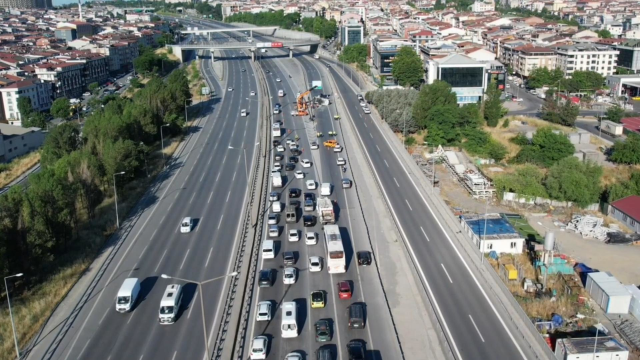 TEM Otoyolu'nda midibüs devrildi: 12 yaralı