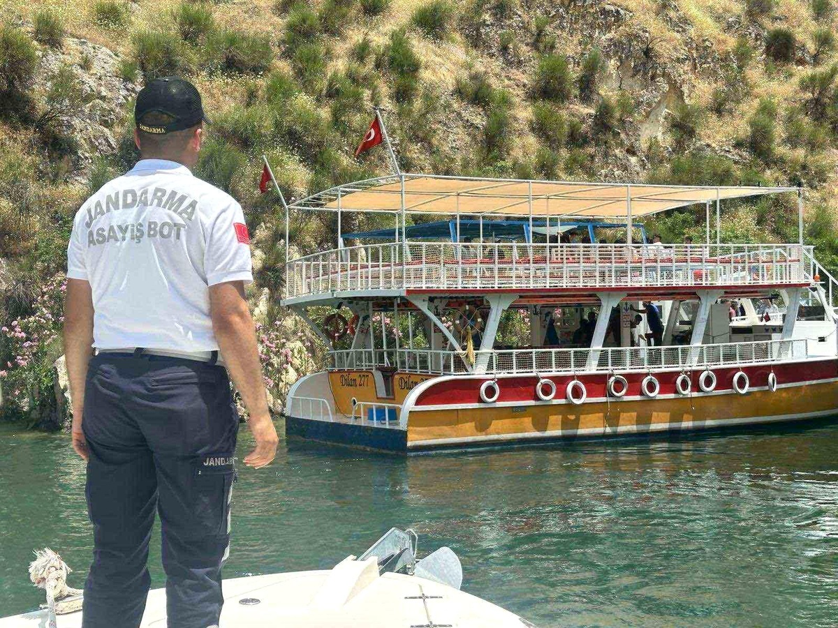 Halfeti\'de Tekne Kazası: Turistler Tahliye Edildi
