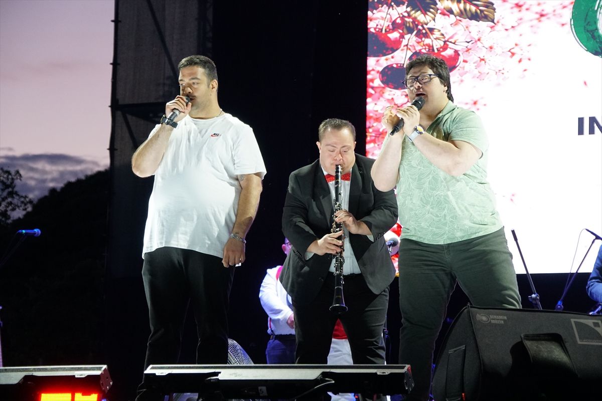 Down Sendromlu Çocuklar Kiraz Festivali\'nde Sahne Aldı