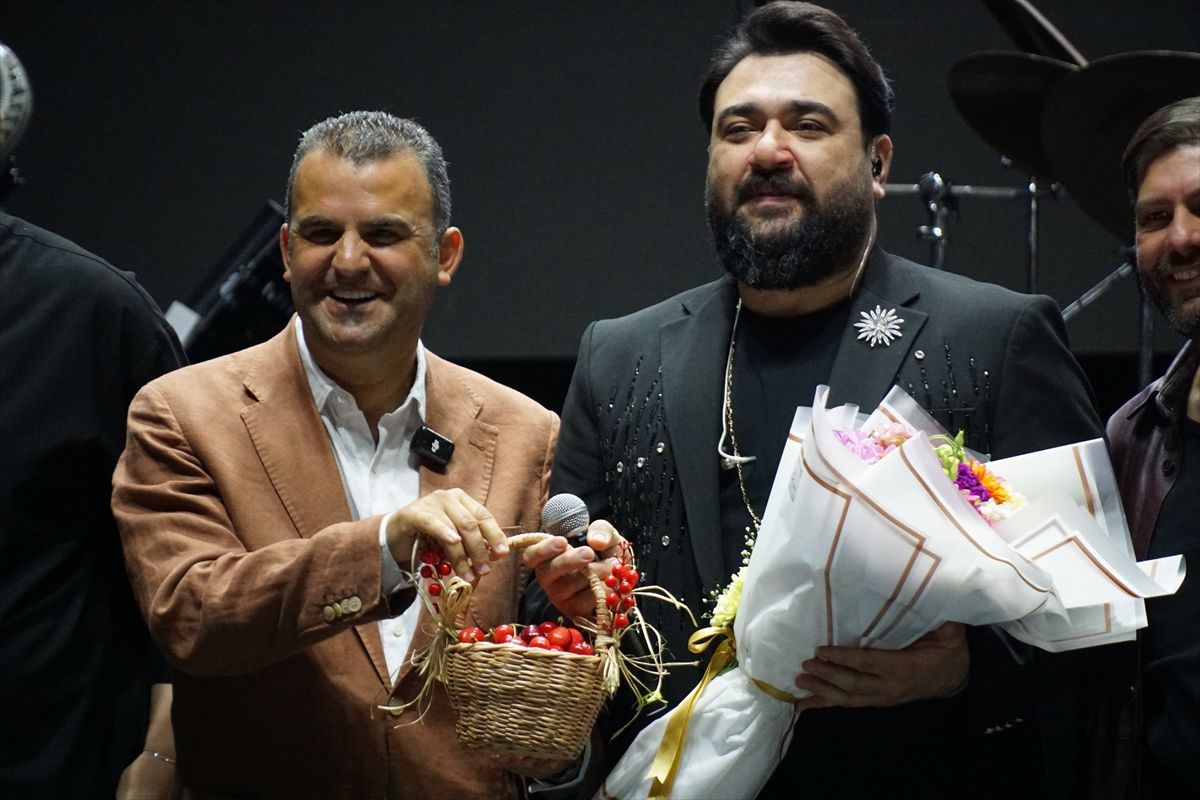 Kiraz Festivali\'nde Sakiler ve Demet Akalın Coşkusu
