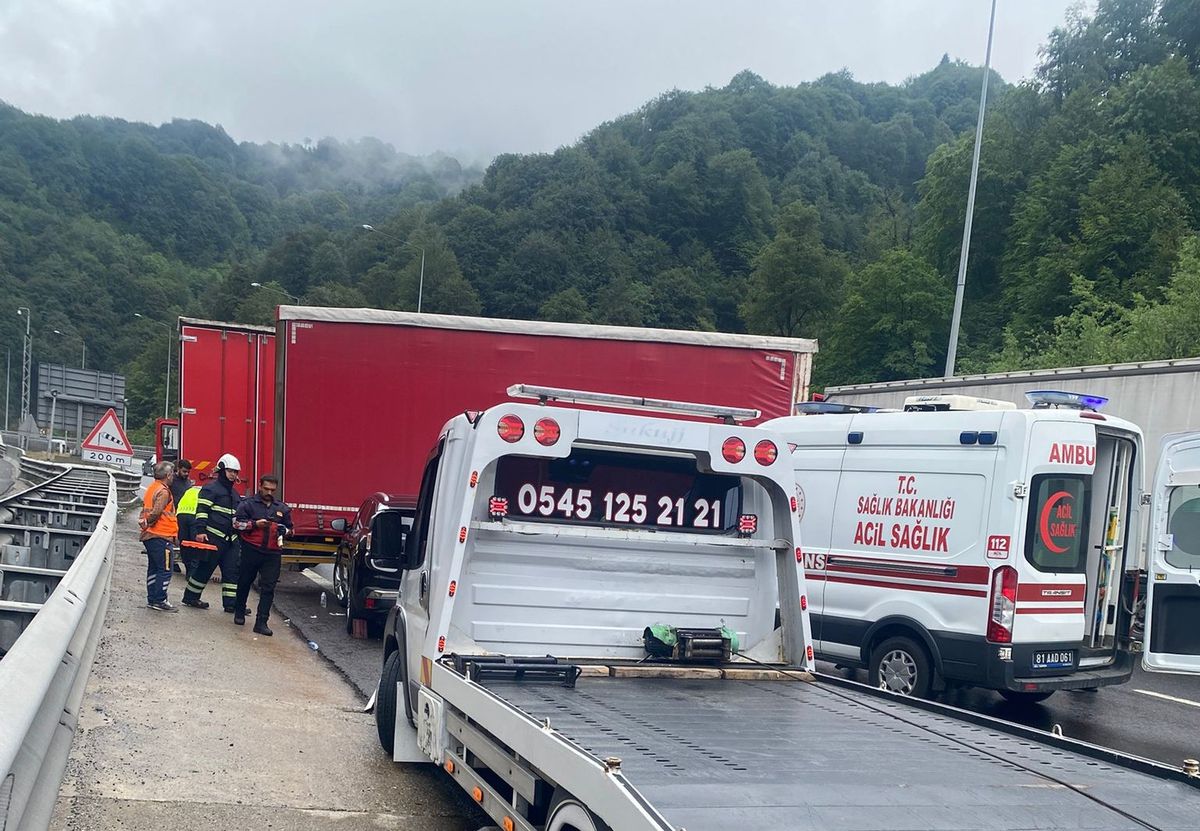 TIR dorsesine çarpan otomobilde 2 yaralı
