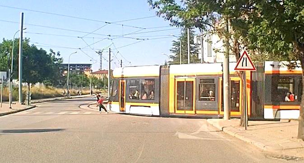 Tramvaydan Tutunan Patenli Çocuklar Tehlike Yarattı