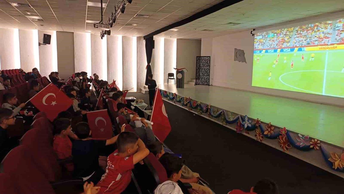Van\'da Öğrenciler Milli Maçı İzledi