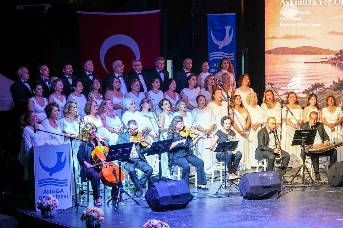 Yağmura rağmen büyük ilgi: ASEV Türk Sanat Müziği Korosu\'ndan İstanbul şarkıları gecesi