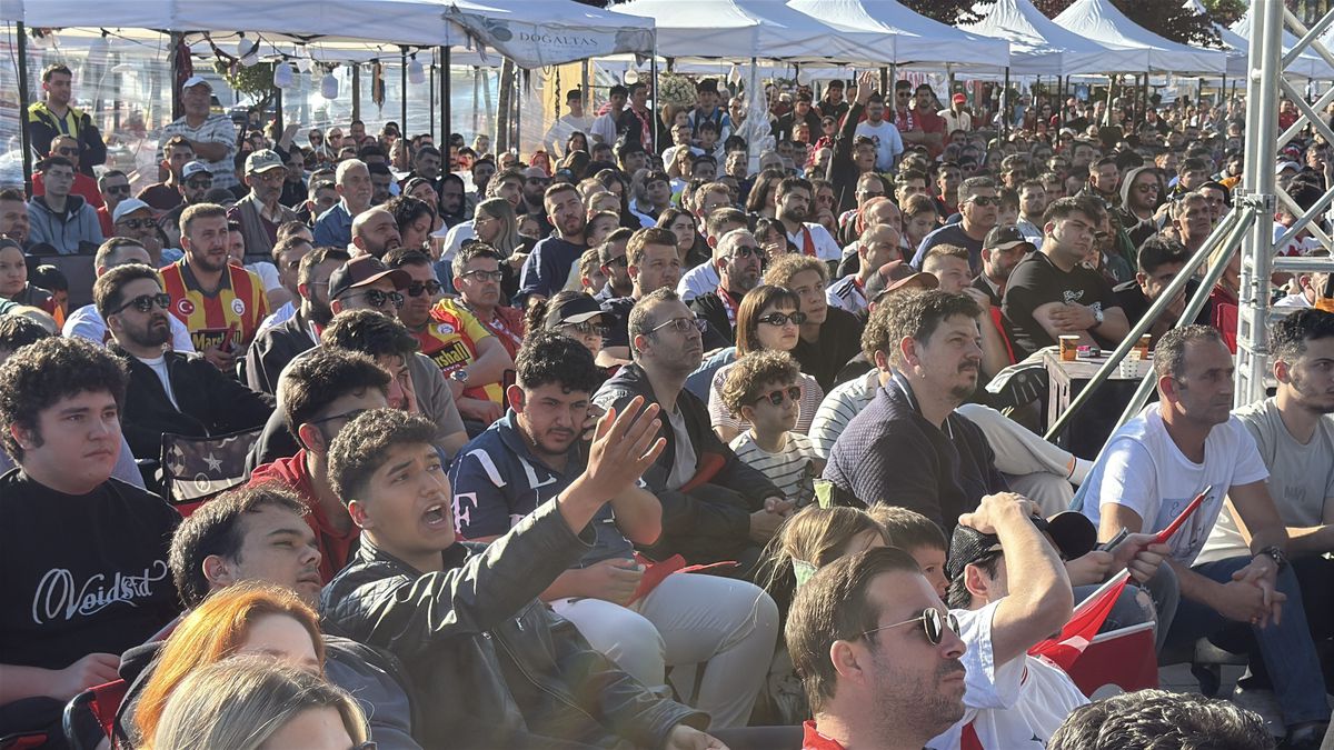 Yalova\'da Dev Ekranda Milli Takım Desteği