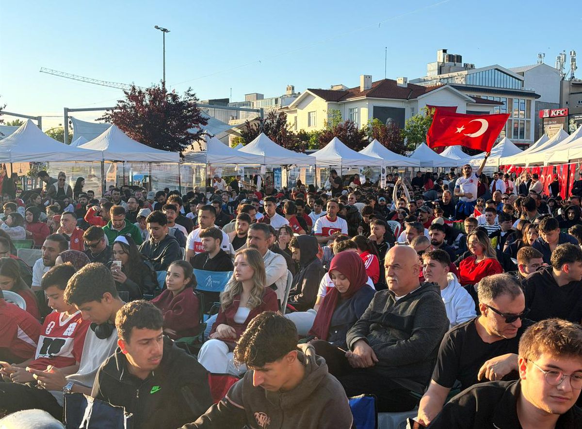 Yalova\'da Türkiye-Avustralya Maçı Coşkuyla İzlenildi